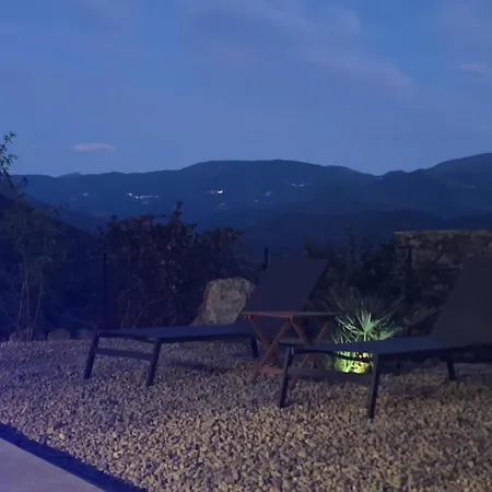 Bas De Avec Piscine 度假居